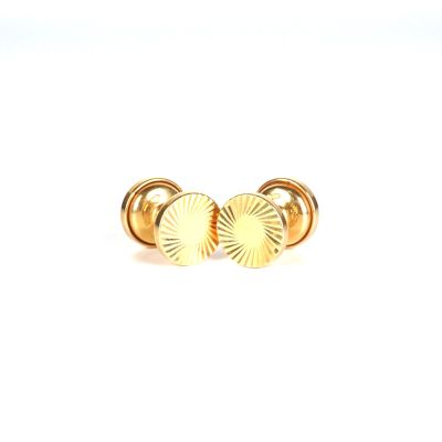 un gros plan sur une paire de boucles d'oreilles en or sur fond blanc