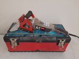 une boîte à outils rouge contenant des outils, posée sur une surface blanche