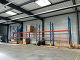 L'entrepôt est vide et prêt à être utilisé pour le stockage.