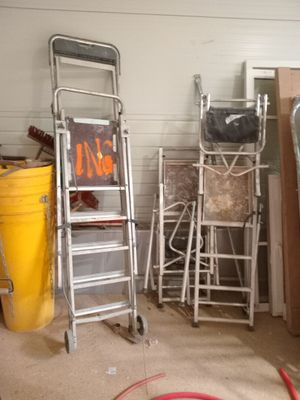 une échelle appuyée contre un mur dans un garage