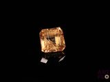 gros plan d'un diamant sur une surface noire