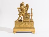 statue dorée représentant un ange tenant une horloge, sur fond blanc