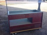 une petite vitrine posée sur un sol recouvert de gravier