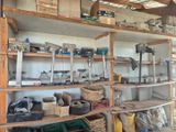 de nombreux outils différents sur les étagères du garage