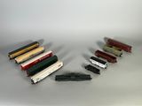 tout un tas de wagons de train miniature alignés les uns à côté des autres