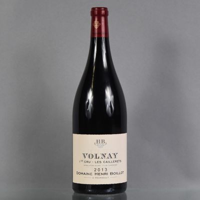 un gros plan sur une bouteille de vin rouge posée sur une table