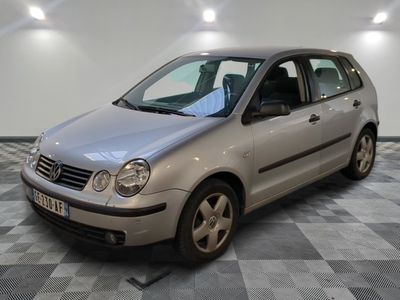 la photo d'une voiture argentée garée dans un garage