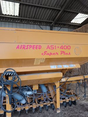 une machine jaune qui est garée dans la poussière