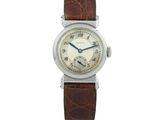 une photo d'une montre-bracelet argentée avec un bracelet en cuir marron