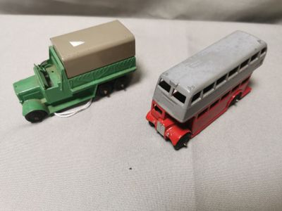 DINKY TOYS GB Camion 6 roues vert bâche grise (Après-guerre)…