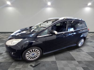 la photo d'une petite voiture noire garée dans un garage