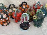 de nombreux vases de toutes sortes posés sur une table