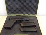 un pistolet dans un étui posé sur une table en bois