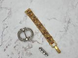 une photo d'une montre et d'un bracelet posés sur une surface en marbre