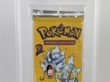 un gros plan d'une carte à collectionner Pokémon dans un étui en plastique