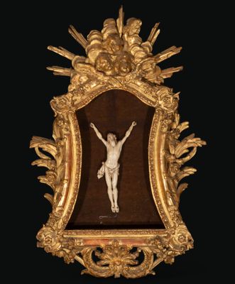 un tableau dans un cadre doré représentant une personne sur une croix