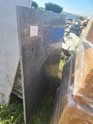 Plaque en granit naturel poli, aux motifs riches en cristaux…