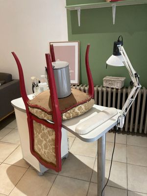 un bureau avec une chaise et une lampe dans une pièce