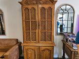 un homme debout devant une armoire en bois dans un salon