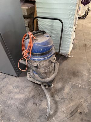 une machine posée par terre à côté d'un matelas
