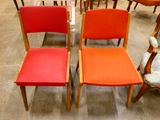 trois chaises qui sont assises l'une à côté de l'autre