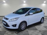 une Ford C-Max blanche garée dans un garage