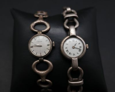 Deux montres de dame en argent (cygne)