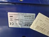 une étiquette au dos d'une poubelle bleue