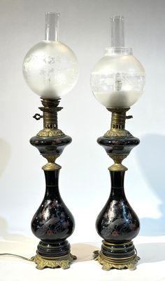 deux lampes posées sur une table
