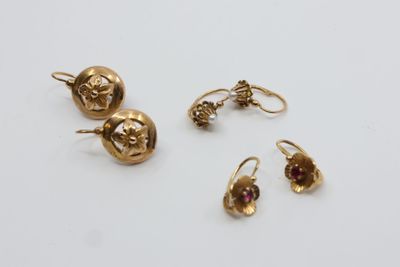 deux paires de boucles d'oreilles en or et une paire de grenats