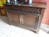 une armoire en bois sur laquelle est posé un faitout