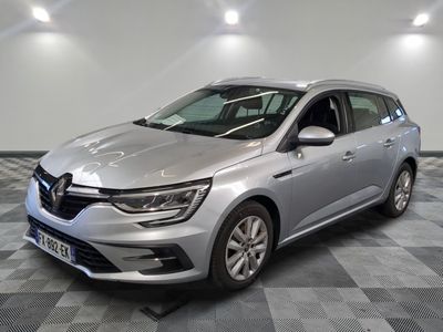 la voiture argentée est garée sur le sol en damier d'un garage