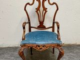 une petite chaise avec une assise bleue, posée par terre