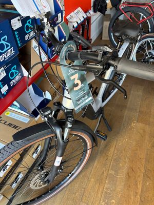 un vélo garé dans une pièce avec d'autres vélos