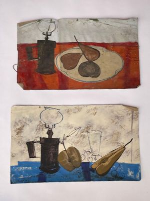 Deux œuvres d'art sont exposées sur une surface blanche