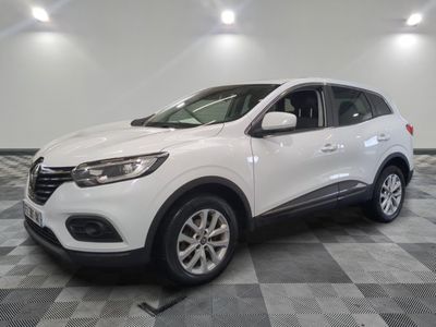un renault kad suv blanc garé sur un sol en damier
