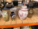 de nombreux vases de toutes sortes posés sur une table dans un magasin