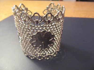 un gros plan d'un bracelet en argent posé sur une table