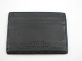 un portefeuille en cuir noir posé sur une table blanche