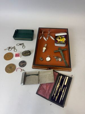 de nombreux objets différents posés sur une table