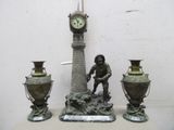 une statue représentant un homme debout à côté de trois vases et d'une horloge