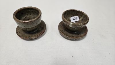paire de tasses et soucoupes anciennes en grès