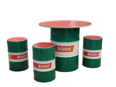 trois tonneaux verts et blancs posés les uns à côté des autres sur une table