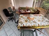 une photo d'une terrasse avec une table et des chaises