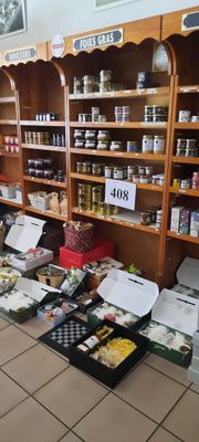 de nombreuses boîtes de nourriture par terre dans le magasin