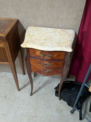 une petite table avec un petit tabouret à côté