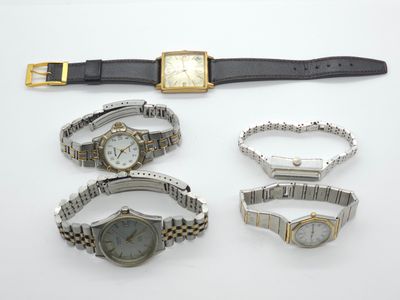 plusieurs montres et bracelets posés sur une surface blanche