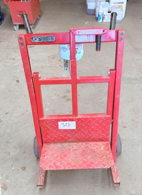 un diable rouge qui se trouve dans un garage
