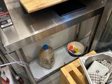 une cafetière posée sur un plan de travail en métal