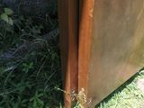 un meuble marron posé dans l'herbe
